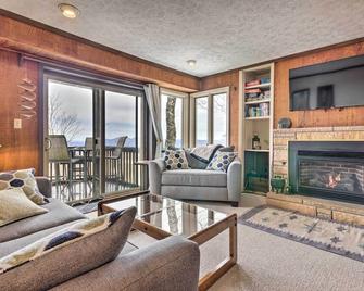 1 Mi to Slopes Beech Mtn Retreat with Balcony! - Beech Mountain - Living room