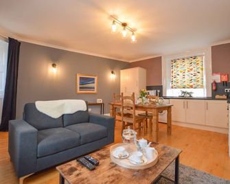 The Gallery Apartment - Spacious, Town Centre, Walkable to Ferry Terminal, - Oban - Living room