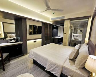 Hotel Golden Nest Thane - Thāne - 臥室