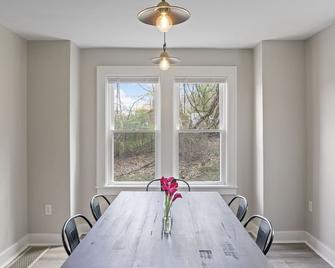 Family and friendly☆3BR house☆Porch swing☆WiFi ☆Close to everything! - Mars - Dining room