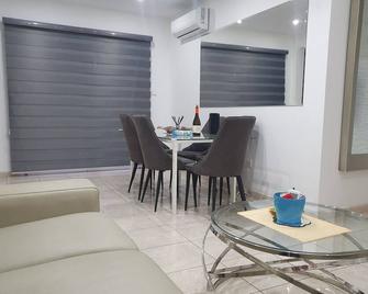 Touristic 2 Bedrooms Near Beach Larnaca Center - Larnaca - Dining room