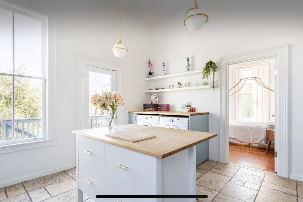 Newly Renovated Victorian House 1 train stop to SF and Parking - אוקלנד - מטבח