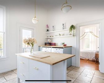 Newly Renovated Victorian House 1 train stop to SF and Parking - Oakland - Cozinha