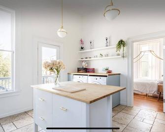 Newly Renovated Victorian House 1 train stop to SF and Parking - אוקלנד - מטבח