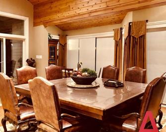 A luxurious villa nestled along the bay upon a rock , breathtaking sunset views - Honey Harbour - Comedor