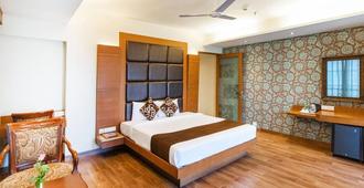 Hotel Seven Heaven - Nashik - Bedroom