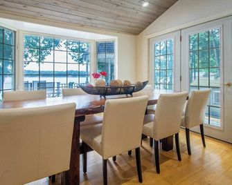 Three Paddles - Three Bedroom Cottage, Sleeps 6 - Kawartha Lakes - Dining room