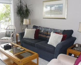 Hammond Bay Oceanside Guesthouse - Nanaimo - Obývací pokoj
