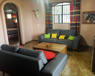 Amazing views, 5 minutes from downtown or the beach, quiet area of town - Sayulita - Wohnzimmer