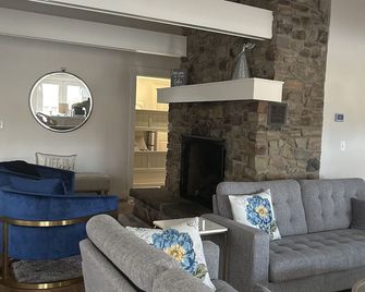Spectacular 4 season home on Findley Lake NY - Findley Lake - Sala de estar