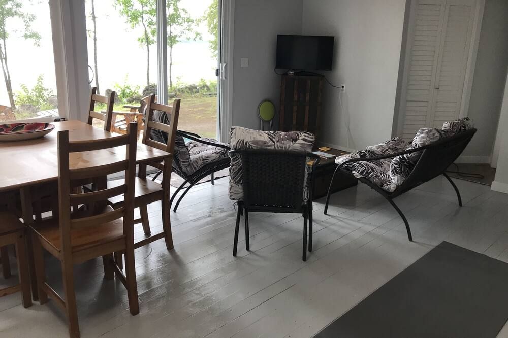 Newly Renovated 4 BedCottage on the Ottawa River with Sandy Beaches & Warm Water - Pembroke - Huiskamer