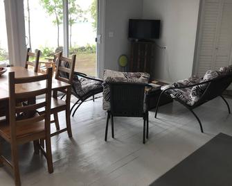 Newly Renovated 4 BedCottage on the Ottawa River with Sandy Beaches & Warm Water - Pembroke - Living room