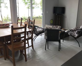 Newly Renovated 4 BedCottage on the Ottawa River with Sandy Beaches & Warm Water - Pembroke - Huiskamer
