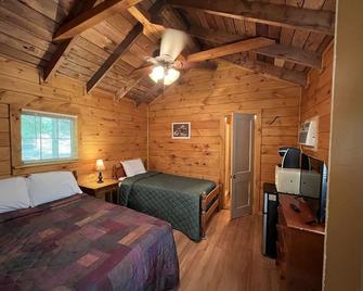 English Brook Cottages - Lake George - Bedroom