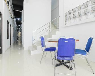 RedDoorz Near Hayam Wuruk - Jakarta - Dining room