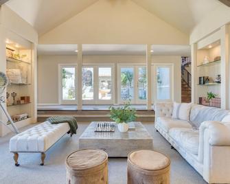 Sonoma Sunshine by AvantStay Countryside Views - Glen Ellen - Living room