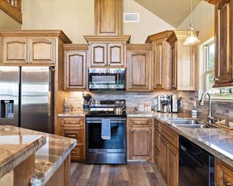 Livingston Landing: Pool, Games & Lake Views - Livingston - Kitchen