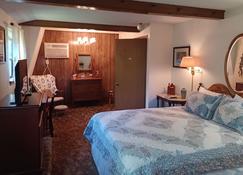 Country Inn Cottage & Farm. Private cottage with three personal suites. - Claremore - Bedroom