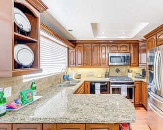 Peaceful Poway Vacation Rental Near Shop - Poway - Kitchen