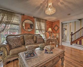 Unique and Historic Home Walk to Lake Champlain - Plattsburgh - Living room
