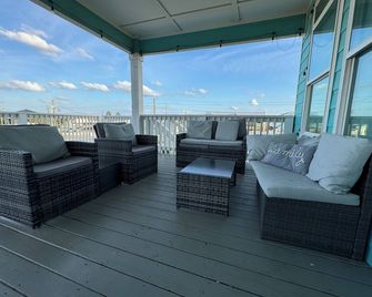 Coastal View: A charming 3-bedroom camp in Grand Isle, LA, across from the beach. - Grand Isle - Balcón