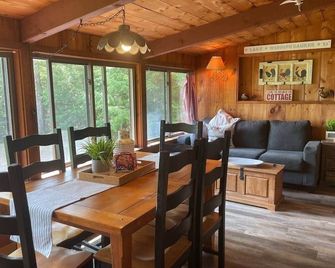 Lake Winnipesaukee - Meredith Lakefront Cottage - Laconia - Dining room