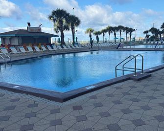 Right On The Beach! First Floor! Walk Out Slidingdoor Your Steps From The Beach - Panama City Beach - Pool
