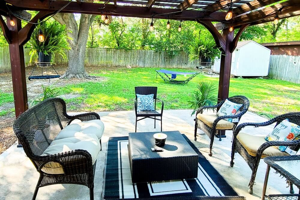 Stylish design,king bed, fast WiFi. Safe, tranquil, minutes from central Dallas. - דאלאס - פטיו