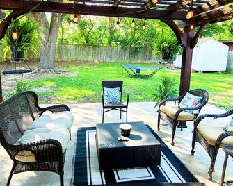Stylish design,king bed, fast WiFi. Safe, tranquil, minutes from central Dallas. - דאלאס - פטיו