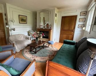 Maison familiale, 15 pers, 7 chambres, piscine, déco soignée - Bais - Living room