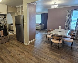 Isolated King bed, 2 Queen beds - Fenced yard - 9 min to Texas Tech - Lubbock - Dining room