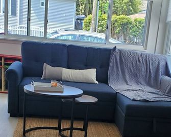 Entire Beach Bungalow w/beach badges - Belmar - Living room