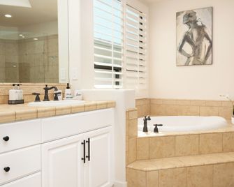 Luxury Resort Style Living w Pool & Jacuzzi - Indio