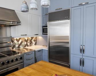 Open floorplan with country accents and a modern - Montreal - Kitchen