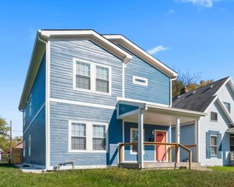 Massive New Construction with Hot Tub - Indianapolis - Gebäude