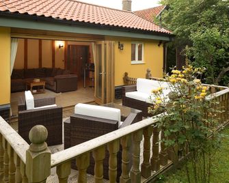 Luxury barn with private hot tub, sauna, pizza oven, dog friendly. - Eye - Balcony