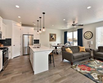 Rooftop Terrace, Near Snow Canyon, Walk to Pool - Saint George - Sala de estar