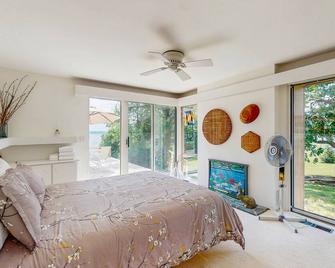 Dog-friendly, home on Lake Champlain with panoramic views of the Green Mountains - North Hero - Bedroom