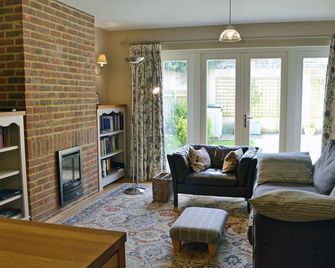 2 bedroom accommodation in St Margaret’s-at-Cliffe - Saint Margaret’s at Cliffe - Living room