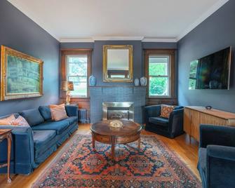 Lion's Head B&B - Niagara Falls - Living room