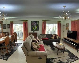 Luxury Apartment 4 Bedrooms Pool in Marisol - Corroios - Living room