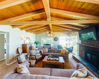 Inviting bayside dwelling with beach access, deck, waterfront views, & fireplace - Poulsbo - Living room