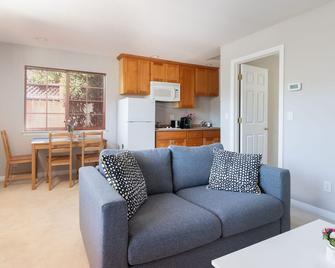 Bright Quiet Comfy 1BR Cottage in Mountain View - Mountain View - Living room