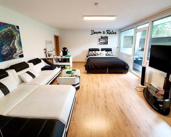 Feel at home in my modern art studio apartment! - Landstuhl - Slaapkamer