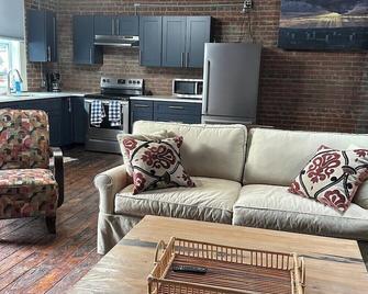 Downtown Pittsboro Boho Loft - Pittsboro - Sala de estar