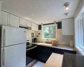 Quaint One-Bedroom Cottage with Private Entry - Hampton Bays - Küche