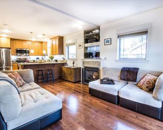 Luxury 2-Bedroom Smart Townhome Quiet Ballard Area - Seattle - Living room