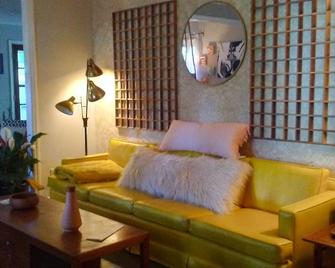 The Groove Near Asheville Nc - Arden - Living room