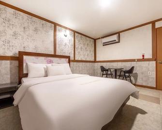 Gumi Wonpyeong-dong Starin - Gumi - Bedroom