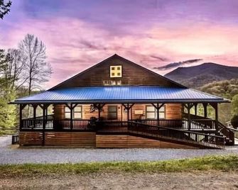 Blue Moon Lodge: Reconnect With Family And Friends With Room To Spread Out! - Clyde - Building